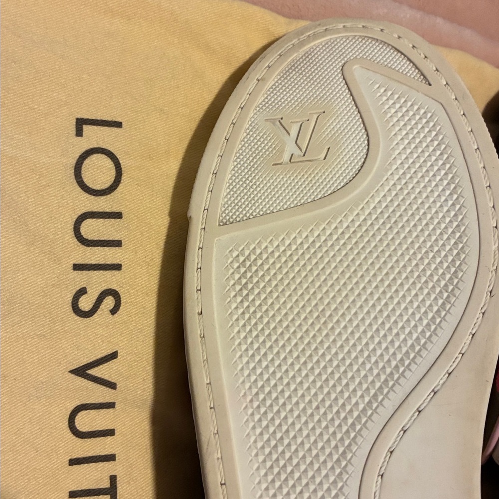 Louis Vuitton logo sneakers. - Picture 7 of 10